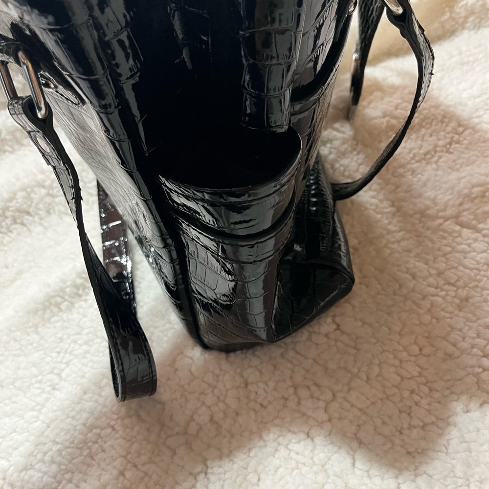 Liz Claiborne large patent leather purse. - Picture 4 of 8